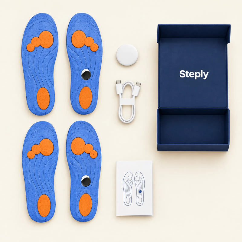Inhalt des Steply Sets von oben: zwei Paar Sohlen, Tracker, USB-C-Kabel, Anleitung und Box