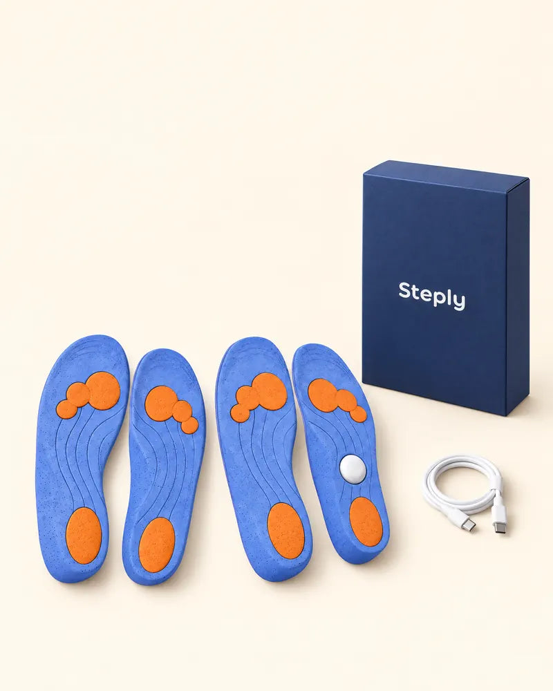 Steply Set: zwei Paar blaue Kinder-Einlegesohlen mit orangen Polstern, ein weißer runder Tracker, USB-C-Kabel und die dunkelblaue Steply-Box